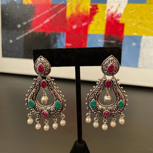 Oxidized black metal ear rings with white beads - Picture 2 of 2